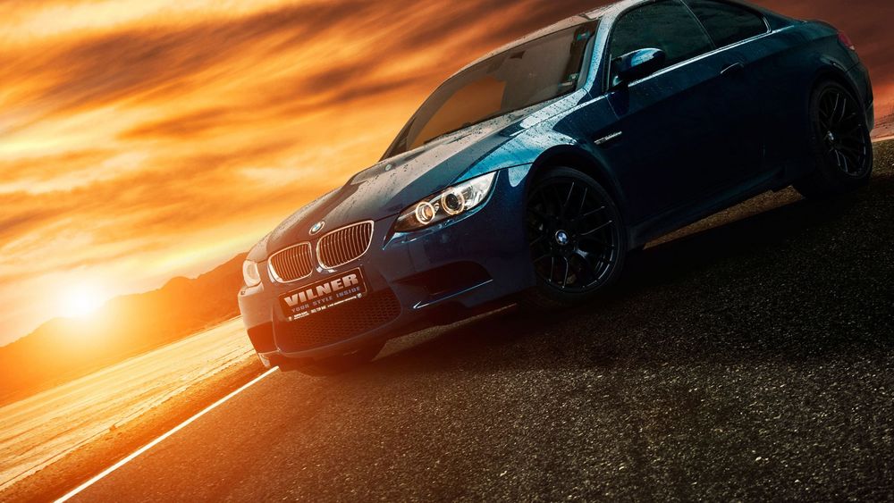 Обои для рабочего стола Рассвет, голубой BMW стоит на дороге