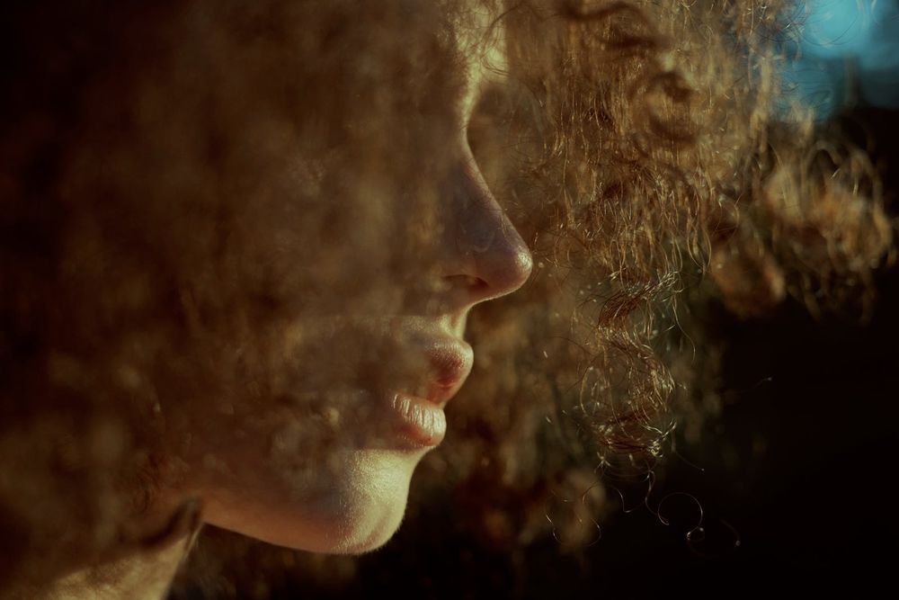 Обои для рабочего стола Девушка Саша с кучерявыми волосами, фотограф Marta Bevacqua