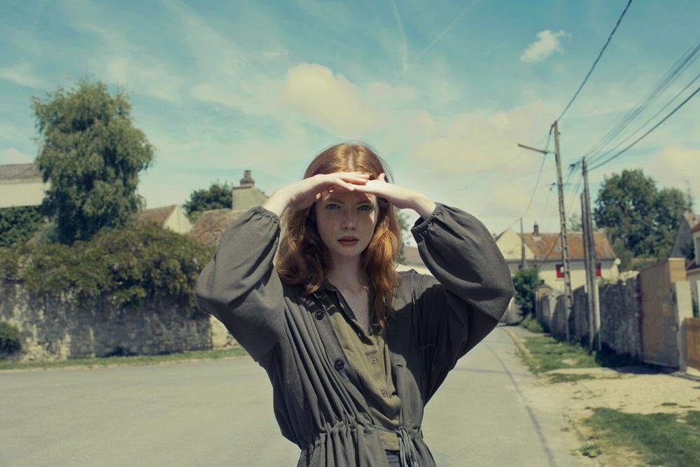 Обои для рабочего стола Девушка стоит на дороге, фотограф Marta Bevacqua