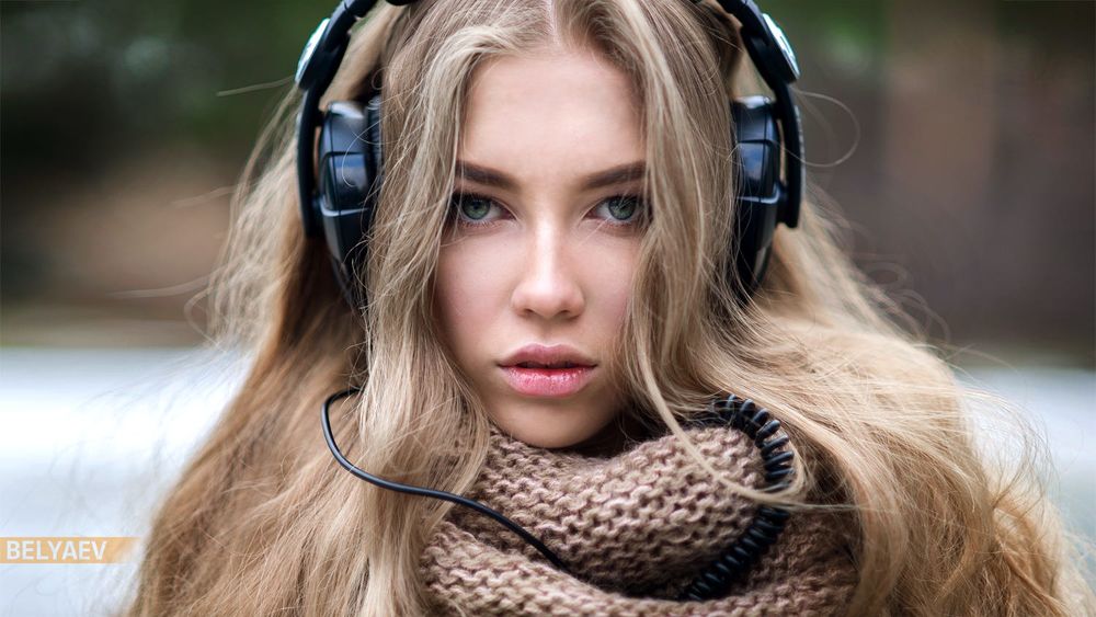 Обои для рабочего стола Девушка Алена в наушниках, фотограф Dmitry Belyaev