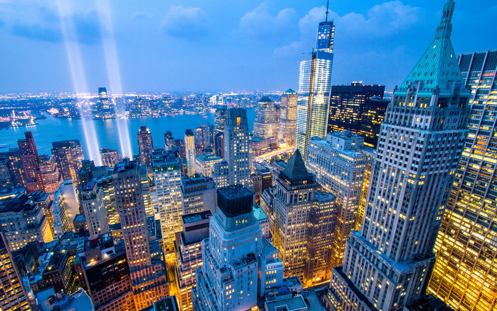 Обои для рабочего стола Небоскребы в Нью-Йорк / New York, США / USA в вечернем освещении на фоне неба