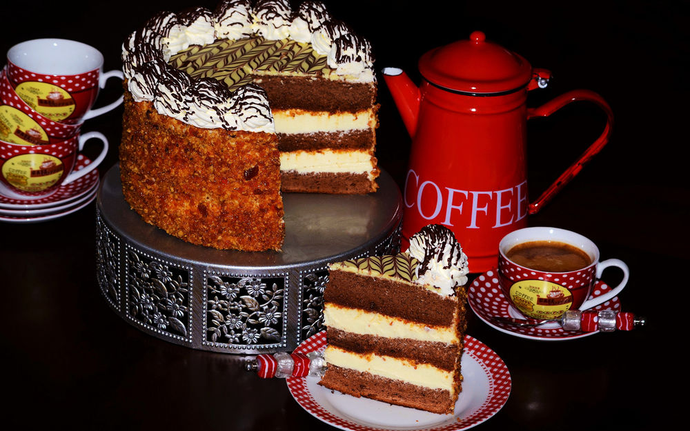 Обои для рабочего стола Праздничный многоярусный торт, рядом красный кофейник и чашки с кофе