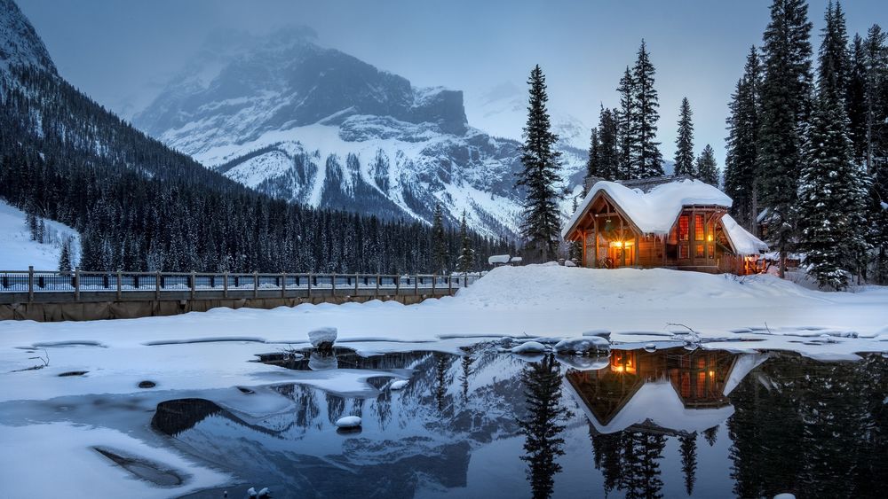 Обои для рабочего стола Дом у заснеженного леса и гор, озеро Emerald / Эмералд, Canada / Канаада