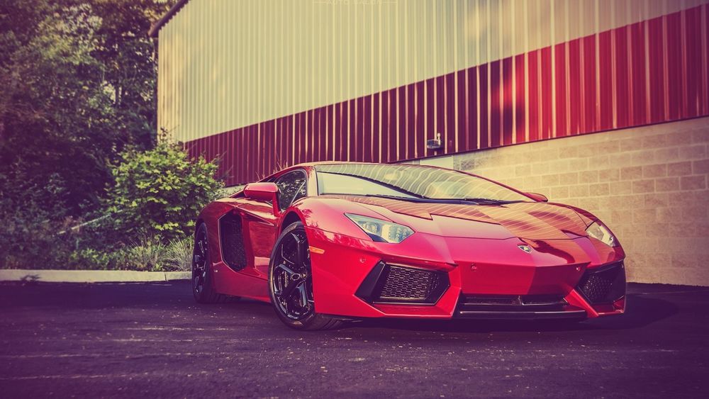 Обои для рабочего стола Lamborghini aventador lp700 4 стоит у здания