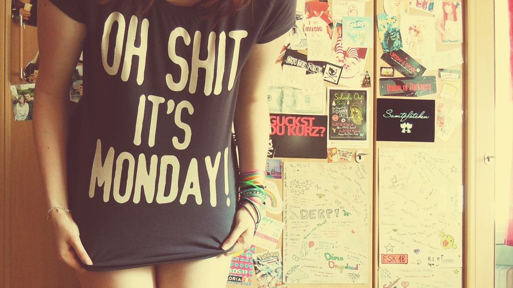 Обои для рабочего стола Девушка в футболке стоит возле шкафа (Oh shit its monday)