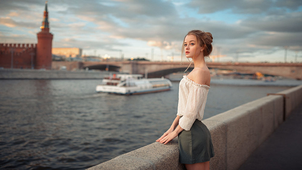 Обои для рабочего стола Модель Мария стоит на набережной, фотограф Георгий Чернядьев