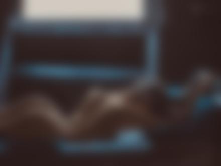 Обои на рабочий стол Обнаженная девушка лежит на постели, фотограф Dan Hecho
