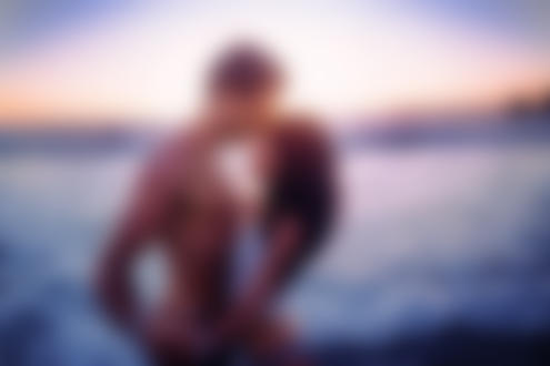 Обои на рабочий стол Влюбленные стоят у моря, фотограф Andrе Josselin