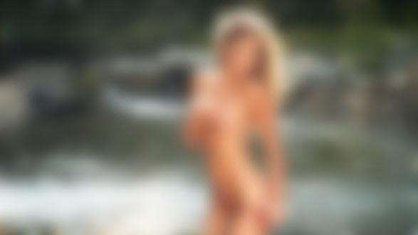 Обои на рабочий стол Обнаженная модель Hannah Davis / Ханна Дэвис в бикини стоит в воде