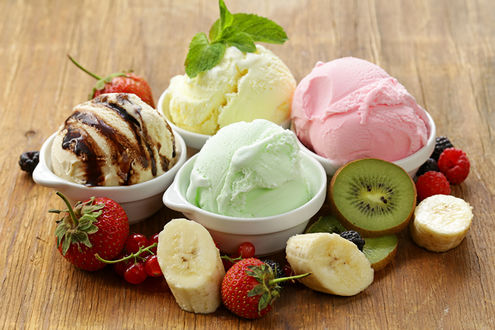 Обои на рабочий стол Красиво оформленный десерт - разноцветные шарики мороженого, украшенные листочками мяты, рядом киви, бананы, клубника, малина и ежевика, автор Dream79