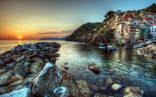Обои на рабочий стол Город Riomaggiore / Риомаджоре на скалах у моря, на фоне заката, Italy / Италия
