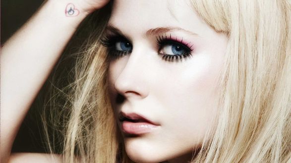 Обои на рабочий стол Певица Аврил Лавин / Avril Lavigne с сердечком на запястье