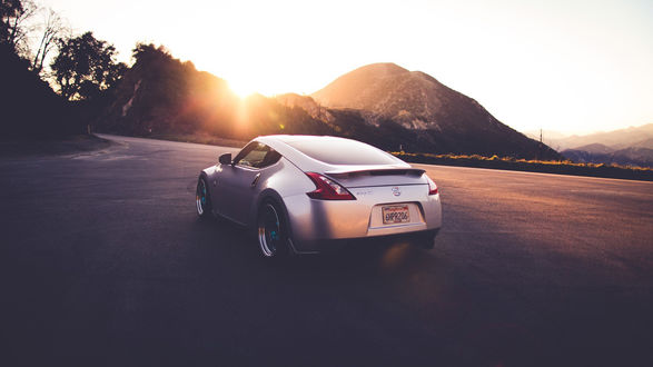 Обои на рабочий стол Nissan fairlady z стоит на дороге