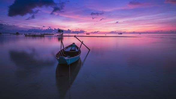 Обои на рабочий стол Лодка с веслами на воде во время восхода на Ham Ninh, Phu Quoc island / Ham Нинь, Фукуок островах, фотограф Quang Le