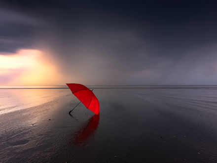 Обои на рабочий стол Красный зонт на побережье, фотограф Christophe Staelens