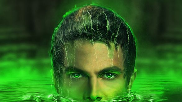 Обои на рабочий стол Главный герой сериала Стрела Оливер Куин плывет в зеленой воде