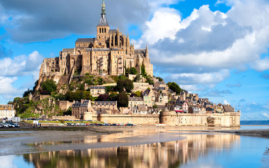 Обои на рабочий стол Крепость Мон-Сан-Мишель, Франция / Mont-Saint-Michel, France отражается в воде прибывающего прилива в солнечный день
