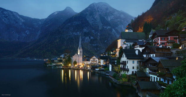 Обои на рабочий стол Дождливый вечер в знаменитом Hallstatt / Халльстатте, Austria / Австрия, фотограф Kilian SchГ¶nberger