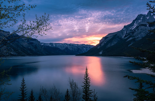 Обои на рабочий стол Рассвет на озере Minnewanka / Минневанка, Canada / Канада, фотограф David Dai