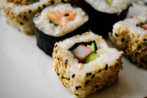 Обои на рабочий стол Японская кухня: разные роллы с тунцом и крабовыми палочками, foto by Claudia Bucur