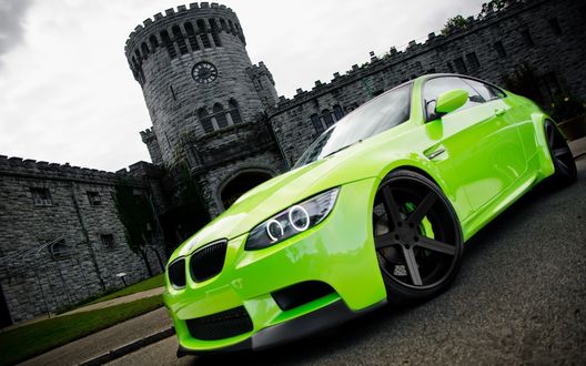 Обои на рабочий стол Зеленый BMW на фоне крепости