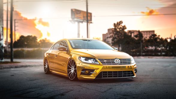 Обои на рабочий стол Volkswagen passat cc tuning стоит на улице города