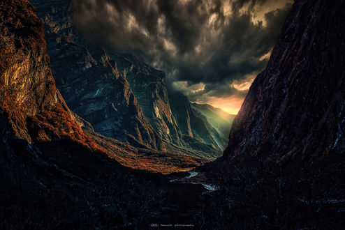 Обои на рабочий стол Грозовое облачное небо над горами, Manjik photography
