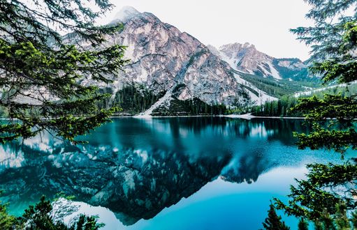 Обои на рабочий стол Голубое озеро Bryes in the Dolomites in South Tyrol, Italy / Брайес в Доломитовых Альпах в Южном Тироле, Италия