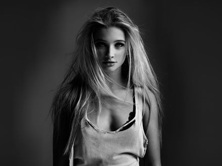 Обои на рабочий стол Модель Josie в майке, фотограф Peter Coulson