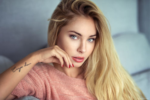 Обои на рабочий стол Модель Cassandre Lamarche держит руку у лица, фотограф Lods Franck