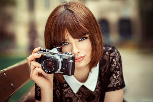 Обои на рабочий стол Модель Мария с фотоаппаратом в руке, фотограф Lods Franck