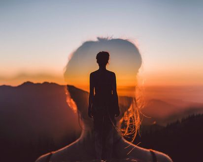 Обои на рабочий стол Девушка стоит к нам спиной на фоне заката, Isaac Gautschi Photography