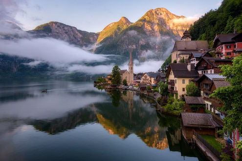Обои на рабочий стол Город на фоне горных вершин ранним утром, Austria, Alps, Lake Hallstatt, / Австрия, Гальштатское озеро, Альпы, фотограф Daniel F