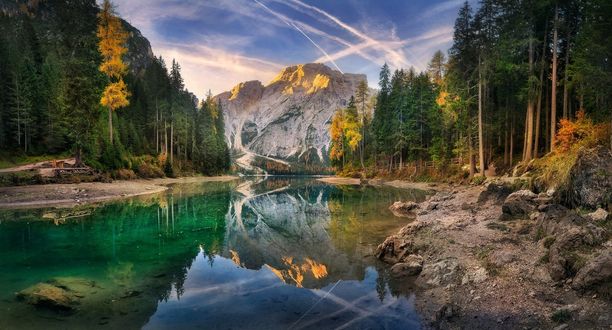 Обои на рабочий стол Озеро Braies / Брайес в South Tyrol, Italy / Южном Тироле, Италия возле леса и гор, фотограф Александр Киценко