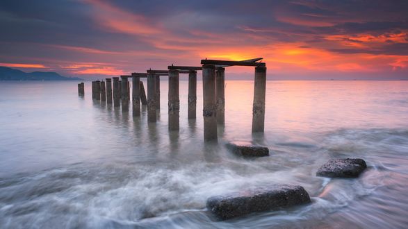 Обои на рабочий стол Заброшенный мост на закате в Pantai Robina, Penang / Пантай Робин, Пенанг, фотограф Hafiz Ismail