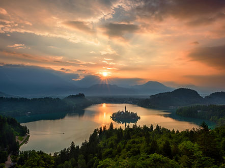 Обои на рабочий стол Озеро Bled / Блед с живописным островком в Словении. Фотограф Svilen Simeonov