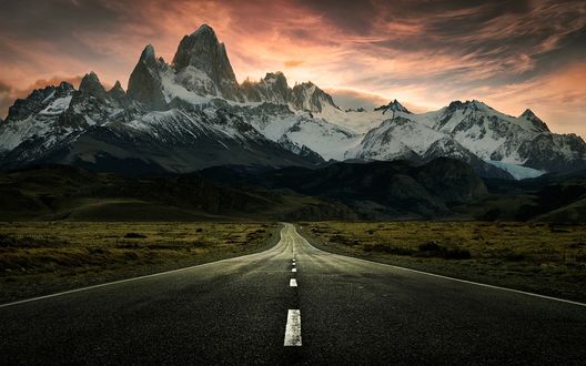 Обои на рабочий стол Дорога ведущая к горе Fitzroy in Patagonia / Фицрой в Патагонии под вечерним небом, фотограф Jimmy Mcintyre