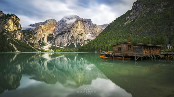 Обои на рабочий стол Старый заброшенный дом-пристань на озере Braies, italia / Брайес, Больцано, Италия, фотограф Rossano Ferrari