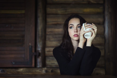 Обои на рабочий стол Девушка с чашкой в руках, фотограф Florian Weiler