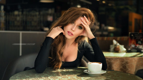 Обои на рабочий стол Модель Настя сидит за столом, фотограф Dmitry Belyaev