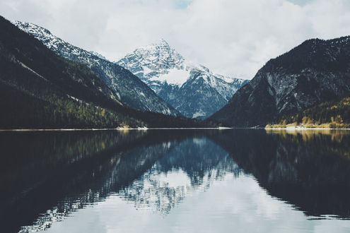 Обои на рабочий стол Горы и их отражение в озере, фотограф Daniel Casson