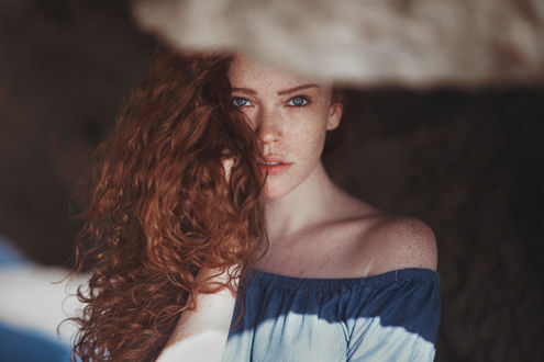 Обои на рабочий стол Модель Александра с длинными пышными волосами, фотограф Ruby James