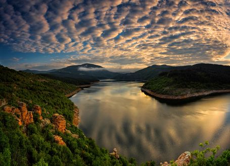 Обои на рабочий стол Красивый пейзаж восхода на водохранилище Kardzhali Reservoir в Болгарии, фотограф Svilen Simeonov