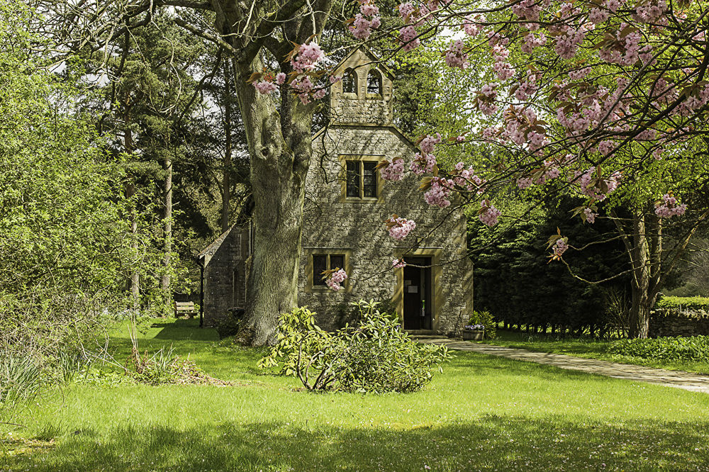 Обои для рабочего стола Сельская церковь в Англии окружена цветущими деревьями