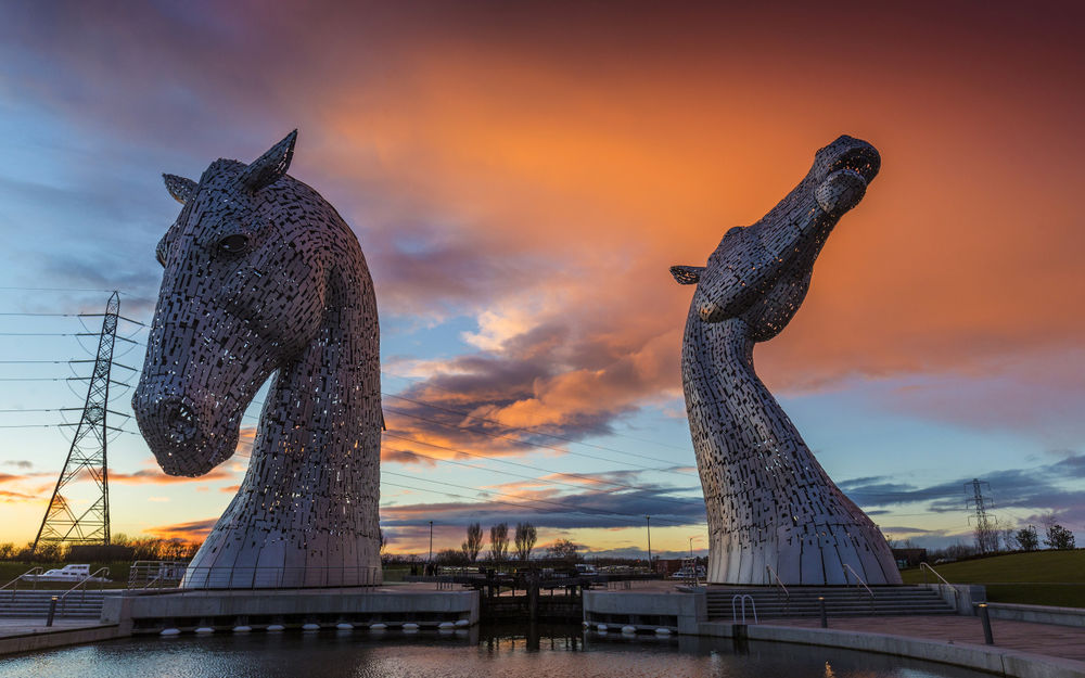 Обои для рабочего стола Две гигантские скульптуры лошадей на фоне закатного неба, Scotland / Шотландия