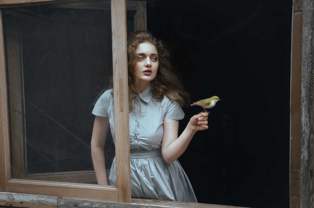 Обои для рабочего стола Модель Ирена с птицей на руке у открытого окна. Фотограф Наташа Янкелевич
