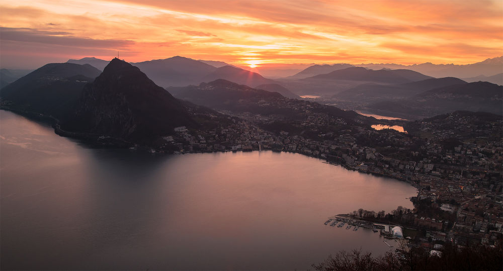 Обои для рабочего стола Большой закат в Lugano, Southern switzerland / Лугано, Южная Швейцария, фотограф Alex Polli