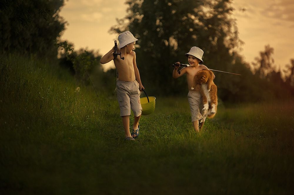 Обои для рабочего стола Мальчики с рыжим котом идут на рыбалку, фотограф Любовь Покацкая (Юрченко)