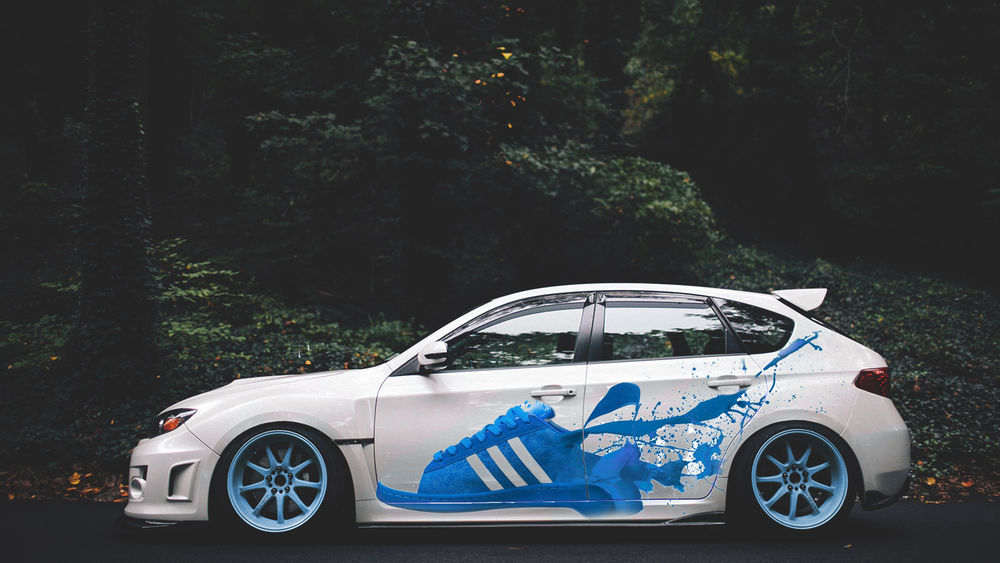 Обои для рабочего стола Тюнингованый subaru impreza в парке