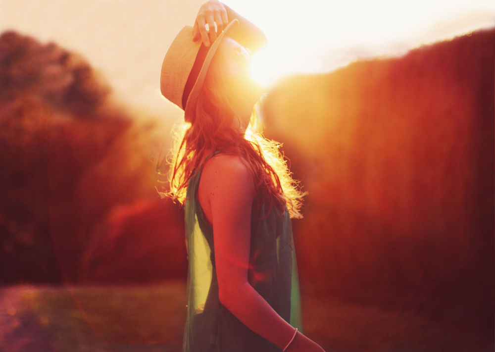 Обои для рабочего стола Девушка в шляпе в солнечном свете, фотограф Jessica Christ